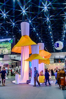 Bangkok, Tayland. - 28 Mart 2025: Bangkok 'taki QSNCC' de 2025 Tayland Turizm Festivali 'nde birçok yerli, ziyaretçi ve turist alışverişe geldi..
