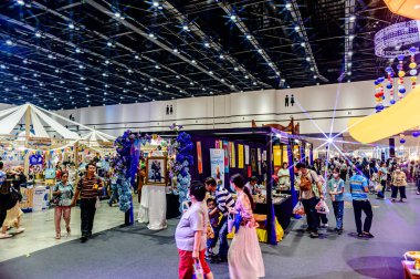 Bangkok, Tayland. - 28 Mart 2025: Bangkok 'taki QSNCC' de 2025 Tayland Turizm Festivali 'nde birçok yerli, ziyaretçi ve turist alışverişe geldi..