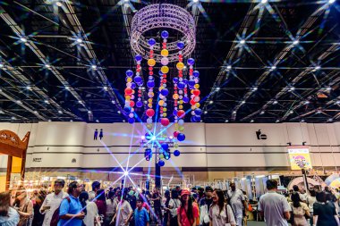 Bangkok, Tayland. - 28 Mart 2025: Bangkok 'taki QSNCC' de 2025 Tayland Turizm Festivali 'nde birçok yerli, ziyaretçi ve turist alışverişe geldi..