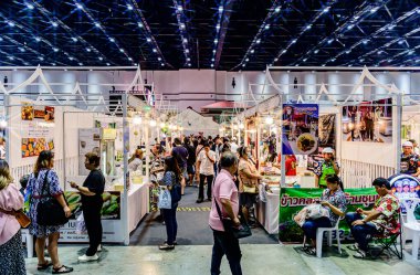 Bangkok, Tayland. - 28 Mart 2025: Bangkok 'taki QSNCC' de 2025 Tayland Turizm Festivali 'nde birçok yerli, ziyaretçi ve turist alışverişe geldi..