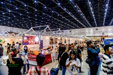 Bangkok, Tayland. - 28 Mart 2025: Bangkok 'taki QSNCC' de 2025 Tayland Turizm Festivali 'nde birçok yerli, ziyaretçi ve turist alışverişe geldi..