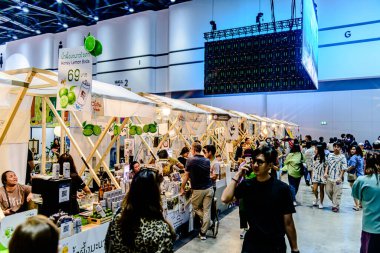 Bangkok, Tayland. - 28 Mart 2025: Bangkok 'taki QSNCC' de 2025 Tayland Turizm Festivali 'nde birçok yerli, ziyaretçi ve turist alışverişe geldi..