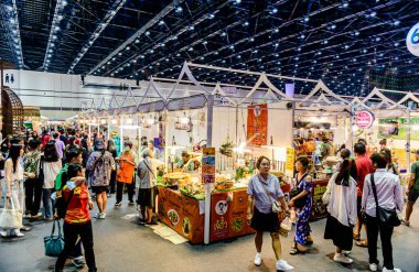 Bangkok, Tayland. - 28 Mart 2025: Bangkok 'taki QSNCC' de 2025 Tayland Turizm Festivali 'nde birçok yerli, ziyaretçi ve turist alışverişe geldi..