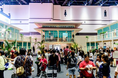 Bangkok, Tayland. - 28 Mart 2025: Bangkok 'taki QSNCC' de 2025 Tayland Turizm Festivali 'nde birçok yerli, ziyaretçi ve turist alışverişe geldi..