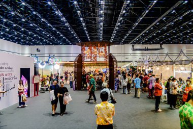 Bangkok, Tayland. - 28 Mart 2025: Bangkok 'taki QSNCC' de 2025 Tayland Turizm Festivali 'nde birçok yerli, ziyaretçi ve turist alışverişe geldi..