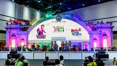 Bangkok, Tayland. - 28 Mart 2025: Bangkok 'taki QSNCC' de 2025 Tayland Turizm Festivali 'nde birçok yerli, ziyaretçi ve turist alışverişe geldi..