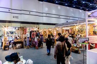 Bangkok, Tayland. - 28 Mart 2025: Bangkok 'taki QSNCC' de 2025 Tayland Turizm Festivali 'nde birçok yerli, ziyaretçi ve turist alışverişe geldi..