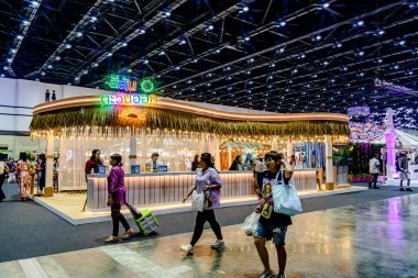 Bangkok, Tayland. - 28 Mart 2025: Bangkok 'taki QSNCC' de 2025 Tayland Turizm Festivali 'nde birçok yerli, ziyaretçi ve turist alışverişe geldi..