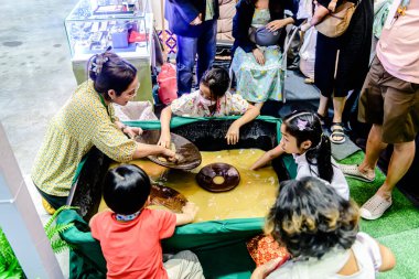 Bangkok, Tayland. - 28 Mart 2025: Bangkok 'taki QSNCC' de 2025 Tayland Turizm Festivali 'nde birçok yerli, ziyaretçi ve turist alışverişe geldi..