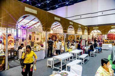 Bangkok, Tayland. - 28 Mart 2025: Bangkok 'taki QSNCC' de 2025 Tayland Turizm Festivali 'nde birçok yerli, ziyaretçi ve turist alışverişe geldi..