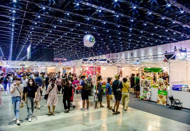 Bangkok, Tayland. - 28 Mart 2025: Bangkok 'taki QSNCC' de 2025 Tayland Turizm Festivali 'nde birçok yerli, ziyaretçi ve turist alışverişe geldi..