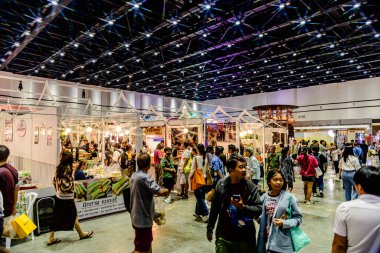Bangkok, Tayland. - 28 Mart 2025: Bangkok 'taki QSNCC' de 2025 Tayland Turizm Festivali 'nde birçok yerli, ziyaretçi ve turist alışverişe geldi..