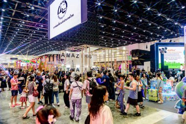 Bangkok, Tayland. - 28 Mart 2025: Bangkok 'taki QSNCC' de 2025 Tayland Turizm Festivali 'nde birçok yerli, ziyaretçi ve turist alışverişe geldi..