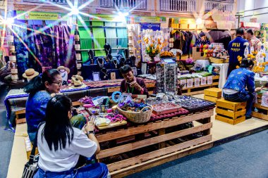 Bangkok, Tayland. - 28 Mart 2025: Bangkok 'taki QSNCC' de 2025 Tayland Turizm Festivali 'nde birçok yerli, ziyaretçi ve turist alışverişe geldi..