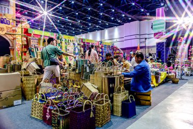 Bangkok, Tayland. - 28 Mart 2025: Bangkok 'taki QSNCC' de 2025 Tayland Turizm Festivali 'nde birçok yerli, ziyaretçi ve turist alışverişe geldi..
