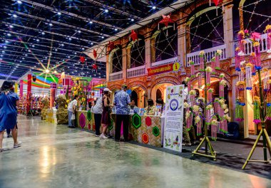 Bangkok, Tayland. - 28 Mart 2025: Bangkok 'taki QSNCC' de 2025 Tayland Turizm Festivali 'nde birçok yerli, ziyaretçi ve turist alışverişe geldi..