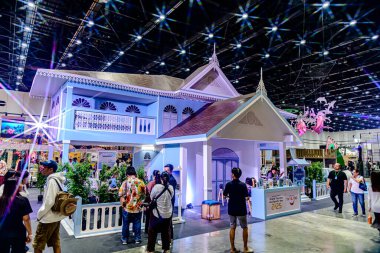 Bangkok, Tayland. - 28 Mart 2025: Bangkok 'taki QSNCC' de 2025 Tayland Turizm Festivali 'nde birçok yerli, ziyaretçi ve turist alışverişe geldi..