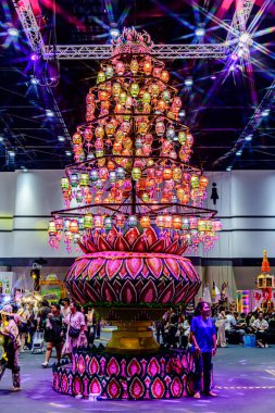 Bangkok, Tayland. - 28 Mart 2025: Bangkok 'taki QSNCC' de 2025 Tayland Turizm Festivali 'nde birçok yerli, ziyaretçi ve turist alışverişe geldi..