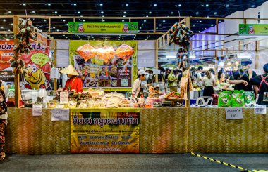 Bangkok, Tayland. - 28 Mart 2025: Bangkok 'taki QSNCC' de 2025 Tayland Turizm Festivali 'nde birçok yerli, ziyaretçi ve turist alışverişe geldi..