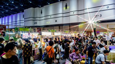 Bangkok, Tayland. - 28 Mart 2025: Bangkok 'taki QSNCC' de 2025 Tayland Turizm Festivali 'nde birçok yerli, ziyaretçi ve turist alışverişe geldi..