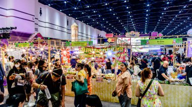 Bangkok, Tayland. - 28 Mart 2025 'te Bangkok QSNCC' deki 53. Ulusal Kitap Fuarı 'nda bir sürü yerli insan kendi çıkarları doğrultusunda alışverişe geldi..