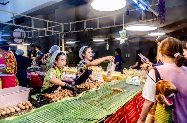 Bangkok, Tayland. - 28 Mart 2025 'te Bangkok QSNCC' deki 53. Ulusal Kitap Fuarı 'nda bir sürü yerli insan kendi çıkarları doğrultusunda alışverişe geldi..