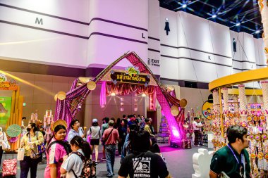 Bangkok, Tayland. - 28 Mart 2025 'te Bangkok QSNCC' deki 53. Ulusal Kitap Fuarı 'nda bir sürü yerli insan kendi çıkarları doğrultusunda alışverişe geldi..