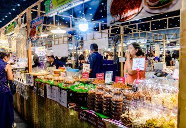 Bangkok, Tayland. - 28 Mart 2025 'te Bangkok QSNCC' deki 53. Ulusal Kitap Fuarı 'nda bir sürü yerli insan kendi çıkarları doğrultusunda alışverişe geldi..