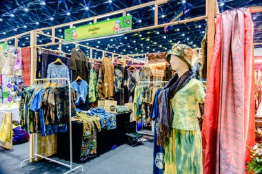 Bangkok, Tayland. - 28 Mart 2025 'te Bangkok QSNCC' deki 53. Ulusal Kitap Fuarı 'nda bir sürü yerli insan kendi çıkarları doğrultusunda alışverişe geldi..