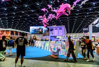 Bangkok, Tayland. - 28 Mart 2025 'te Bangkok QSNCC' deki 53. Ulusal Kitap Fuarı 'nda bir sürü yerli insan kendi çıkarları doğrultusunda alışverişe geldi..