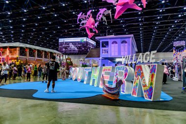 Bangkok, Tayland. - 28 Mart 2025 'te Bangkok QSNCC' deki 53. Ulusal Kitap Fuarı 'nda bir sürü yerli insan kendi çıkarları doğrultusunda alışverişe geldi..