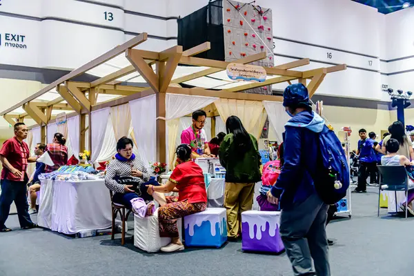 Bangkok, Tayland. - 28 Mart 2025: Bangkok 'taki QSNCC' de 2025 Tayland Turizm Festivali 'nde birçok yerli, ziyaretçi ve turist alışverişe geldi..