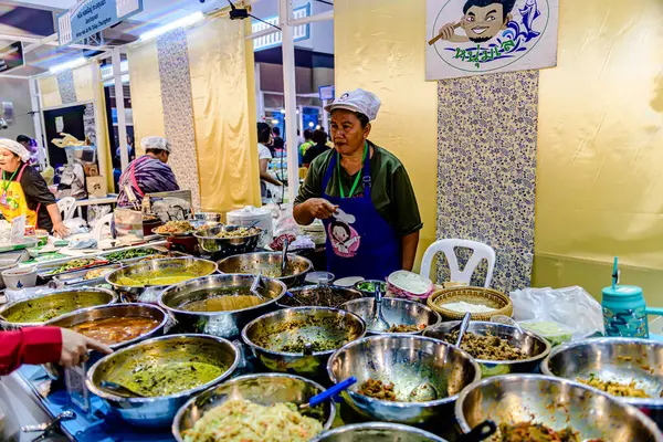 Bangkok, Tayland. - 28 Mart 2025: Bangkok 'taki QSNCC' de 2025 Tayland Turizm Festivali 'nde birçok yerli, ziyaretçi ve turist alışverişe geldi..