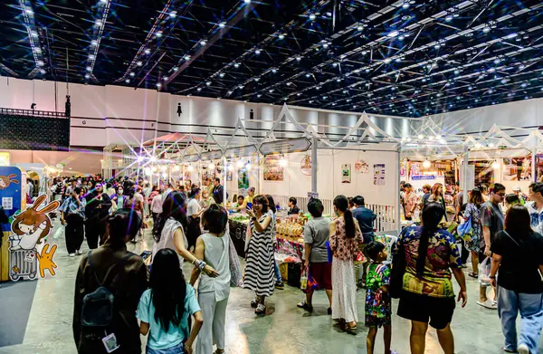 Bangkok, Tayland. - 28 Mart 2025: Bangkok 'taki QSNCC' de 2025 Tayland Turizm Festivali 'nde birçok yerli, ziyaretçi ve turist alışverişe geldi..