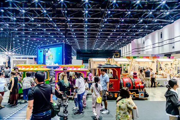 Bangkok, Tayland. - 28 Mart 2025: Bangkok 'taki QSNCC' de 2025 Tayland Turizm Festivali 'nde birçok yerli, ziyaretçi ve turist alışverişe geldi..