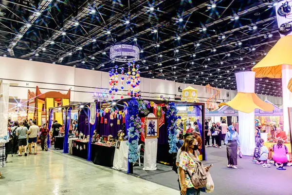 Bangkok, Tayland. - 28 Mart 2025: Bangkok 'taki QSNCC' de 2025 Tayland Turizm Festivali 'nde birçok yerli, ziyaretçi ve turist alışverişe geldi..