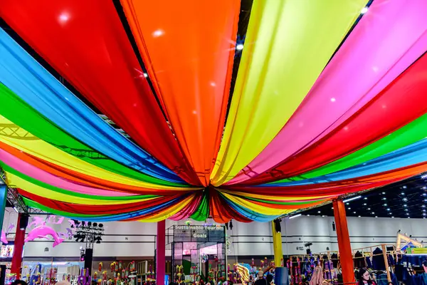 Bangkok, Tayland. - 28 Mart 2025: Bangkok 'taki QSNCC' de 2025 Tayland Turizm Festivali 'nde birçok yerli, ziyaretçi ve turist alışverişe geldi..