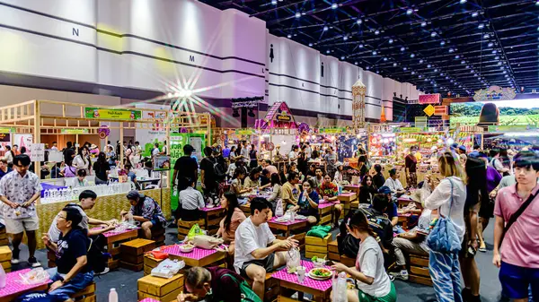 Bangkok, Tayland. - 28 Mart 2025: Bangkok 'taki QSNCC' de 2025 Tayland Turizm Festivali 'nde birçok yerli, ziyaretçi ve turist alışverişe geldi..