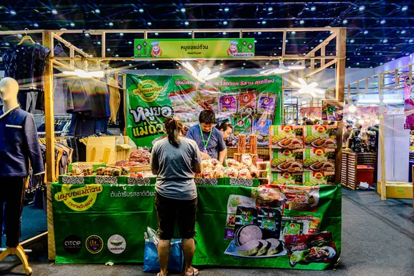 Bangkok, Tayland. - 28 Mart 2025 'te Bangkok QSNCC' deki 53. Ulusal Kitap Fuarı 'nda bir sürü yerli insan kendi çıkarları doğrultusunda alışverişe geldi..