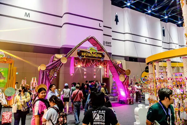 Bangkok, Tayland. - 28 Mart 2025 'te Bangkok QSNCC' deki 53. Ulusal Kitap Fuarı 'nda bir sürü yerli insan kendi çıkarları doğrultusunda alışverişe geldi..