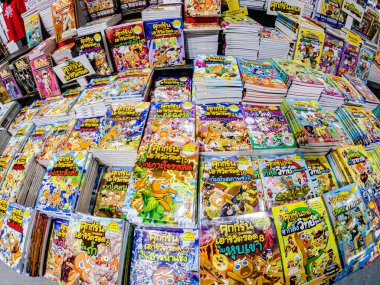 Bangkok, Tayland. - 28 Mart 2025 'te Bangkok QSNCC' deki 53. Ulusal Kitap Fuarı 'nda bir sürü yerli insan kendi çıkarları doğrultusunda alışverişe geldi..