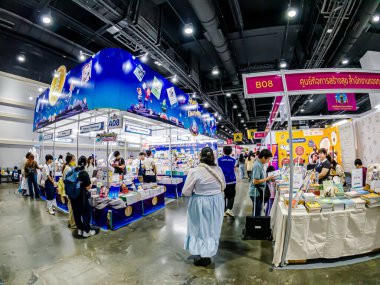 Bangkok, Tayland. - 28 Mart 2025 'te Bangkok QSNCC' deki 53. Ulusal Kitap Fuarı 'nda bir sürü yerli insan kendi çıkarları doğrultusunda alışverişe geldi..