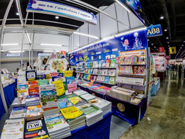 Bangkok, Tayland. - 28 Mart 2025 'te Bangkok QSNCC' deki 53. Ulusal Kitap Fuarı 'nda bir sürü yerli insan kendi çıkarları doğrultusunda alışverişe geldi..