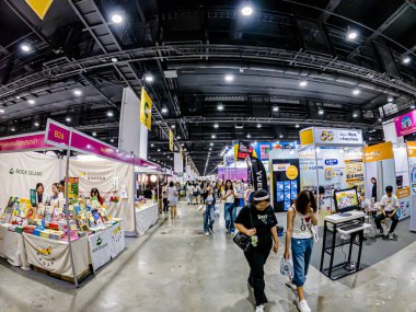 Bangkok, Tayland. - 28 Mart 2025 'te Bangkok QSNCC' deki 53. Ulusal Kitap Fuarı 'nda bir sürü yerli insan kendi çıkarları doğrultusunda alışverişe geldi..