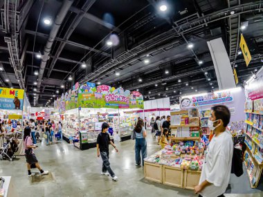 Bangkok, Tayland. - 28 Mart 2025 'te Bangkok QSNCC' deki 53. Ulusal Kitap Fuarı 'nda bir sürü yerli insan kendi çıkarları doğrultusunda alışverişe geldi..