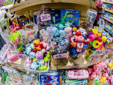 Bangkok, Tayland. - 28 Mart 2025 'te Bangkok QSNCC' deki 53. Ulusal Kitap Fuarı 'nda bir sürü yerli insan kendi çıkarları doğrultusunda alışverişe geldi..