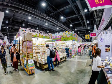 Bangkok, Tayland. - 28 Mart 2025 'te Bangkok QSNCC' deki 53. Ulusal Kitap Fuarı 'nda bir sürü yerli insan kendi çıkarları doğrultusunda alışverişe geldi..