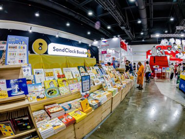 Bangkok, Tayland. - 28 Mart 2025 'te Bangkok QSNCC' deki 53. Ulusal Kitap Fuarı 'nda bir sürü yerli insan kendi çıkarları doğrultusunda alışverişe geldi..