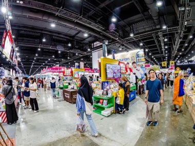 Bangkok, Tayland. - 28 Mart 2025 'te Bangkok QSNCC' deki 53. Ulusal Kitap Fuarı 'nda bir sürü yerli insan kendi çıkarları doğrultusunda alışverişe geldi..