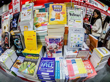 Bangkok, Tayland. - 28 Mart 2025 'te Bangkok QSNCC' deki 53. Ulusal Kitap Fuarı 'nda bir sürü yerli insan kendi çıkarları doğrultusunda alışverişe geldi..